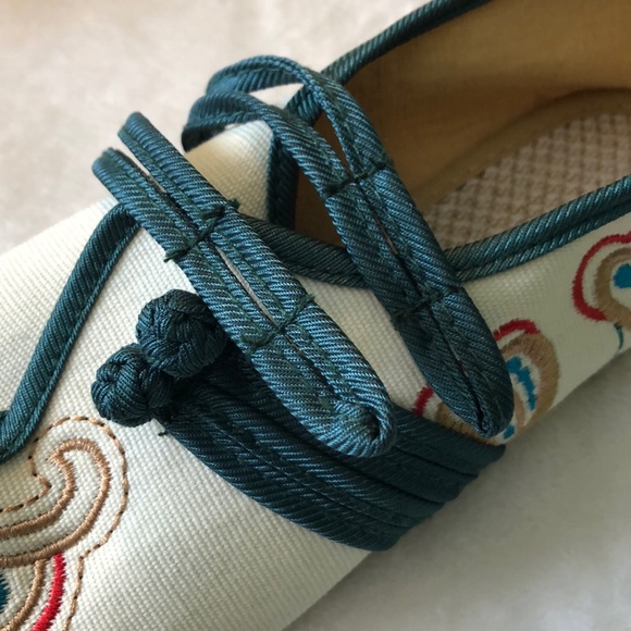 Adorable bohemian embroidered closed flats - Picture 3 of 7